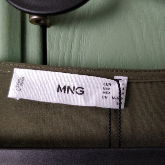 CLEARANCE NWT MANGO V NECK BLOUSE IN SIZE 4 KHAKI - Picture 4 of 9